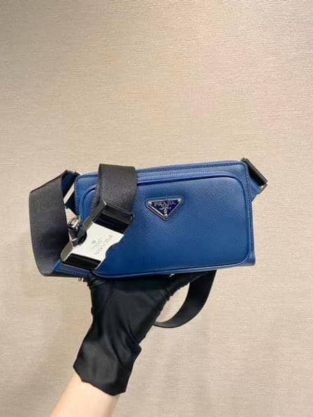￥480   新款腰包 2VH156 这款简约而百搭的腰包胸包采用进口十字纹，呈现科技感细节现代魅力。再生尼龙调节肩带，配顶级金属_11